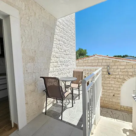 Πανσιόν Balota Kuciste